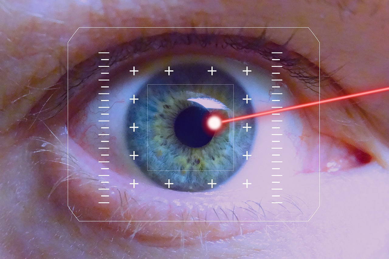 Im Alter lässt die Sehfähigkeit nach. Lasern kann helfen. Shutterstock.com