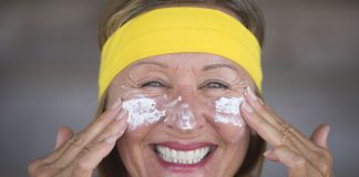 Reife Haut im Sommer optimal pflegen Niemals vergessen und wirklich in jedem Alter wichtig- der richtige Sonnenschutz. Bildquelle: © Shutterstock.com