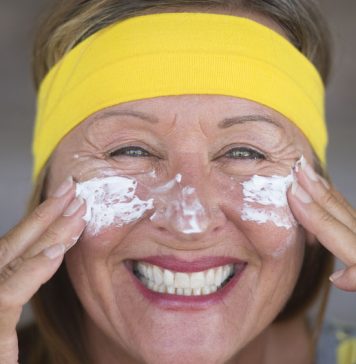 Reife Haut im Sommer optimal pflegen Niemals vergessen und wirklich in jedem Alter wichtig- der richtige Sonnenschutz. Bildquelle: © Shutterstock.com