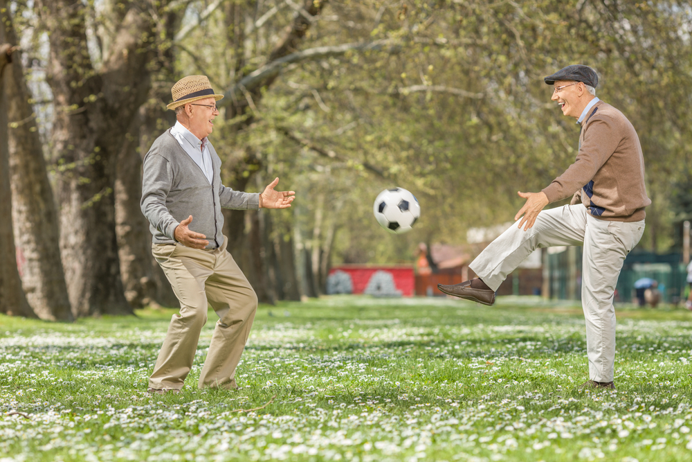 Gemeinsam Fussball spielen, Rad fahren oder eine Ausstellung besuchen. Begegnungen heißt das neue Format bei 59plus. Bildquelle: shutterstock.com