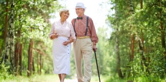 Fade Haut adé! Mit frischem Teint den Sommer begrüßen Regelmäßige Spaziergänge an der frischen Luft sind eine wunderbare Entlastung für den Rücken. Bildquelle: shutterstock.com