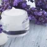 Versorgen Sie die Haut mit ausreichend Pflegestoffen und geben Sie Ihrer Haut damit die Chance lange gesund und gut versorgt auszusehen. Quelle: Shutterstock.com