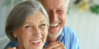 Tag des Lächelns – Lachen als Medizin? Humor ist wenn man trotzdem lacht. Viele schwierige Situationen lassen sich mit der nötigen Portion Humor leicht und für alle Beteiligten gut auflösen. Bildquelle: shutterstock.com