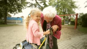 Die Musik soll helfen eine Verbindung der Senioren und Kindergartenkinder zu schaffen. Quelle: Jörg Plechinger