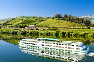 Reisen auf einem Flusskreuzfahrtschiff können eine tolle Alternative sein. Quelle: Shutterstock.com