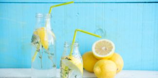 „Infused Water“: Erfrischung mit persönlicher Note Wem normales Wasser zu langweilig ist, kann es sich ganz leicht schmackhaft machen. Bildquelle: shutterstock.com