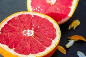 Die Grapefruit ist zwar bitter im Geschmack, aber eine wahre Vitaminbombe! Quelle: Pixabay.de