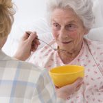 Seniorenbetreuung trotz Einschränkungen zuhause erleben. Quelle: Shutterstock.com
