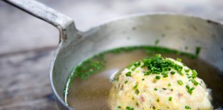 Essen & Trinken im Meraner Land Speckknödel sind eine der vielen Spezialitäten im Meraner Land. - Marketinggesellschaft Meran