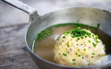 Essen & Trinken im Meraner Land Speckknödel sind eine der vielen Spezialitäten im Meraner Land. - Marketinggesellschaft Meran