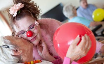 Susanne Bötel: Humor ist Trumpf "Humor ist Trumpf" - Susanne Bötel alias Rosalore zaubert den Menschen ein Lächeln auf das Gesicht. Quelle: ©Michael Hagedorn