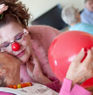 Susanne Bötel: Humor ist Trumpf "Humor ist Trumpf" - Susanne Bötel alias Rosalore zaubert den Menschen ein Lächeln auf das Gesicht. Quelle: ©Michael Hagedorn