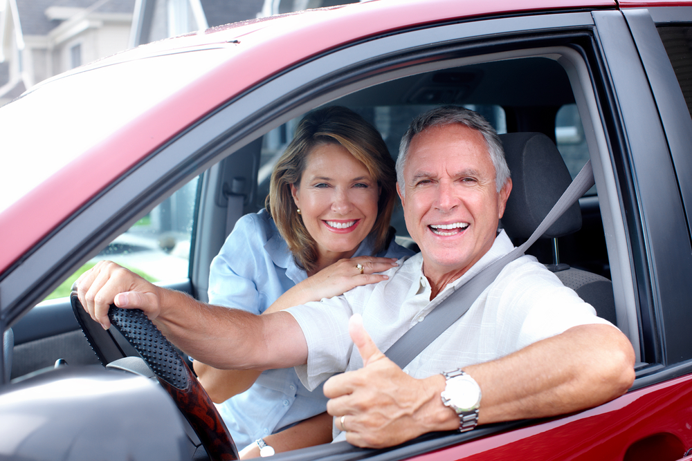 Autofahren im Alter. Quelle: Shutterstock.com