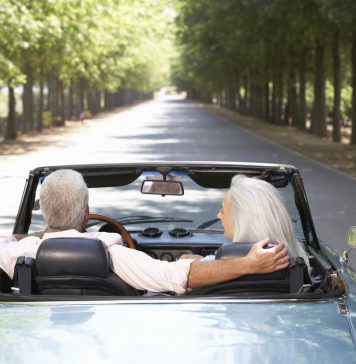 Autofahren im Alter Eine Anreise nach Tschechien ist ganz bequem mit dem Auto möglich. Bildquelle: © Shutterstock.com
