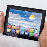 Tablets und Smartphones ermöglichen z. B. bei einer eingschränkten Mobilität dennoch weiter am gesellschaftlichen Leben teilzunehmen. Bildquelle: Shutterstock.com