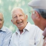 Lachen und der Austausch mit anderen Menschen ist so wichtig in der Vorbeugung von psychosomatischen Erkrankungen. Bildquelle: © Shutterstock.com