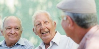 Demenz-Fibel: Humor Lachen und der Austausch mit anderen Menschen ist so wichtig in der Vorbeugung von psychosomatischen Erkrankungen. Bildquelle: © Shutterstock.com