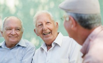 Demenz-Fibel: Humor Lachen und der Austausch mit anderen Menschen ist so wichtig in der Vorbeugung von psychosomatischen Erkrankungen. Bildquelle: © Shutterstock.com