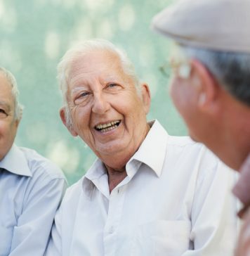 Demenz-Fibel: Humor Lachen und der Austausch mit anderen Menschen ist so wichtig in der Vorbeugung von psychosomatischen Erkrankungen. Bildquelle: © Shutterstock.com