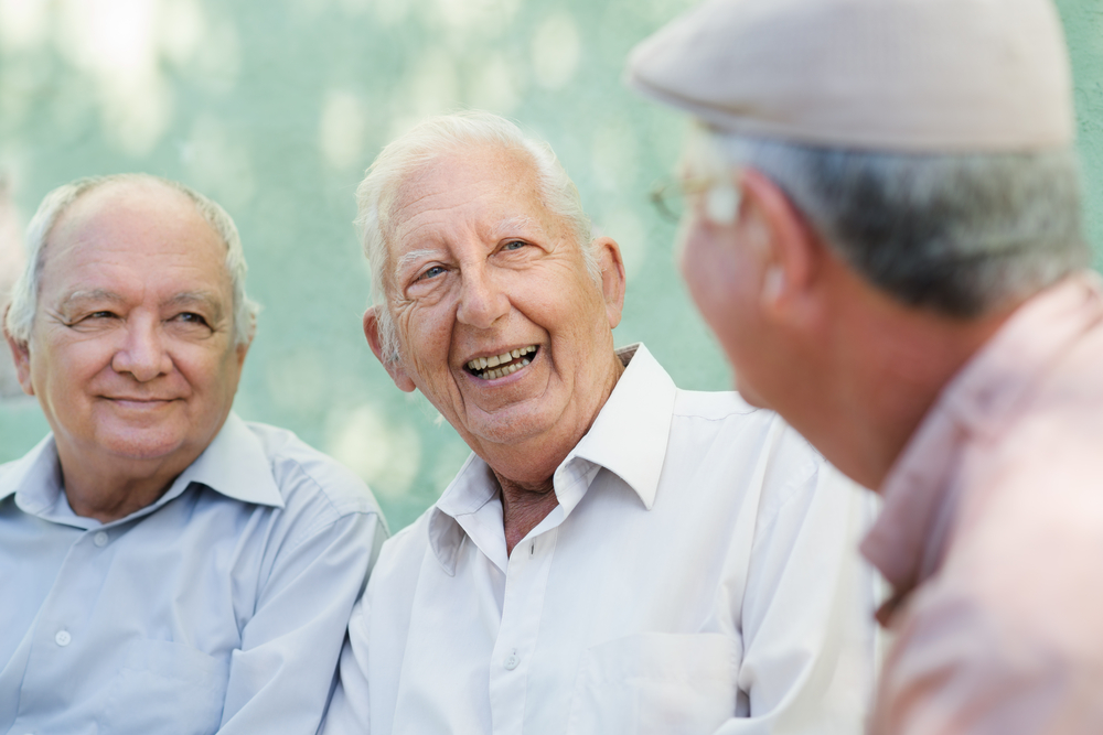 Lachen und der Austausch mit anderen Menschen ist so wichtig in der Vorbeugung von psychosomatischen Erkrankungen. Bildquelle: © Shutterstock.com
