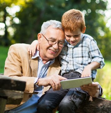 Das unkomplizierte Familien-Tablet für Senioren Opa sein macht Spaß und hält zudem auch noch körperlich und geistig fit. Bildquelle: © Shutterstock.com