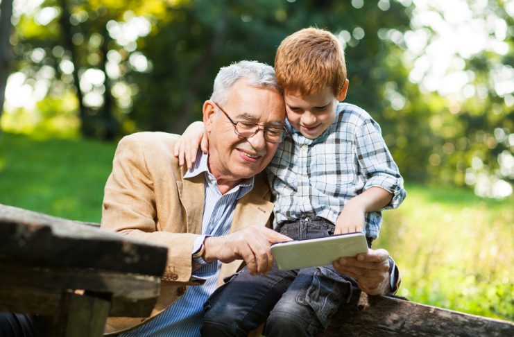 Lebenserfahrung trifft Spontanität: Spaß mit dem Enkel und Futter für die grauen Zellen Opa sein macht Spaß und hält zudem auch noch körperlich und geistig fit. Bildquelle: © Shutterstock.com