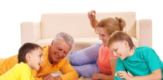 Zeit für die Enkelkinder: Die beliebtesten Gesellschaftsspiele Zeit für die Enkelkinder. Shutterstock.com