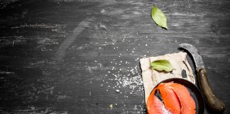 Rezept: Knusprige Lachs-Strudel-Stangen Rezept: "Lachs-Strudel-Stangen mit Meerrettich Creme". Bildquelle: Shutterstock.com