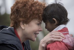 LION DER LANGE WEG NACH HAUSE. Adoptivmutter Sue (Nicole Kidman) nähert sich Saroo (jung, Sunny Pawar) an. Quelle: © 2012 UNIVERSUM FILM GMBH