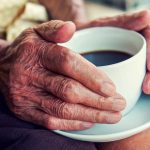 Der erste Kaffee am Morgen, kann durchaus ein festes Ritual sein. Bildquelle: Shutterstock.com