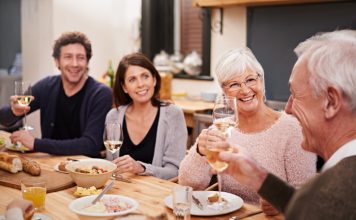 Der perfekte Tisch – für jeden Raum die passende Lösung Quelle: istock.com/PeopleImages