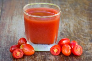 Bei dem gesunden Tomatensaft sollte man ruhig auf jeder Flugreise zulangen. Quelle: Shutterstock.com