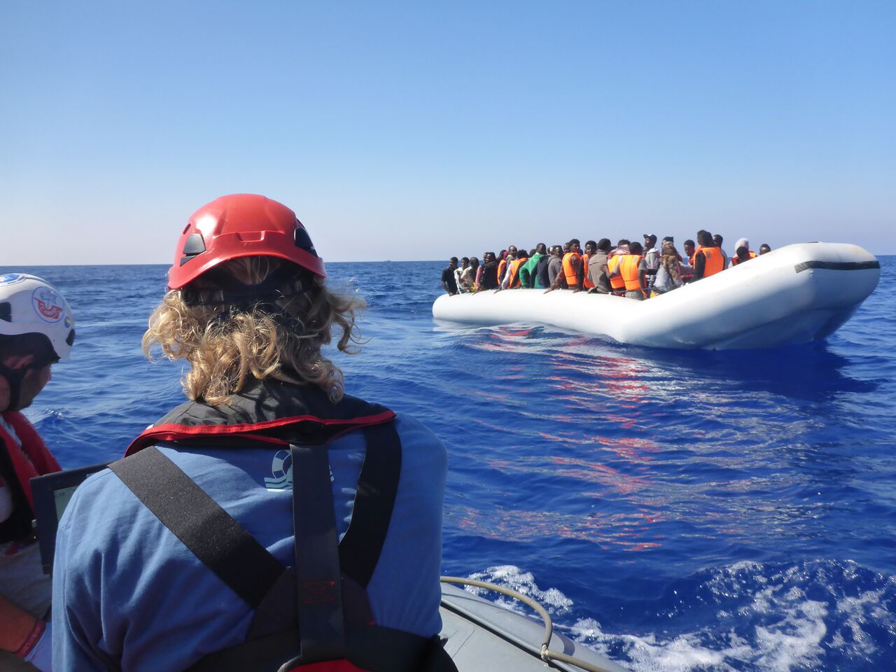 Das Team der MS Sea Watch rettete schon bei den ersten Einsätzen vielen Flüchtlingen das Leben. Quelle: Sea Watch