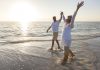 Hitzewelle: Was können wir bei über 30 Grad am besten anziehen? Mit luftiger Kleidung in den richtigen Materialien lassen sich sommerliche Hitzeperioden gut überstehen. Quelle: Shutterstock.com