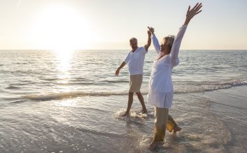 Hitzewelle: Was können wir bei über 30 Grad am besten anziehen? Mit luftiger Kleidung in den richtigen Materialien lassen sich sommerliche Hitzeperioden gut überstehen. Quelle: Shutterstock.com