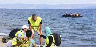 Sea-Watch-Kampagne: Flüchtlingsboot auf der Spree Sea-Watch kritisiert den Umgang der Bundesregierung mit den Schleuserbanden. Quelle: shutterstock.com