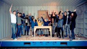 Gemeinsames Kochen im Container im Namen der Flüchtlingshilfe. Quelle: kitchenontherun.org