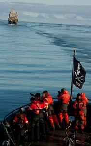 Die Sea Sheperd Crew findet das vermeintliche Walfängerboot "Nisshin Maru" in Mackenzie Bay in Australien. Quelle: Sea Shepherd/ Glenn Lockitch 2013