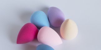 Ein Ei? Eine Clownsnase? Ein Spielzeug? Nein, ein Beauty-Blender! Beauty-Blender: Die tollen Schminkschwämmchen, die Ihnen zu einem tollen Make Up verhelfen. Bildquelle: Shutterstock.com