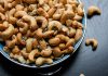 Fit im Kopf mit “Cashew-Reis” Cashewkerne sind nicht nur etwas zum Knabbern, sondern schmecken auch in herzhaften warmen Gerichten richtig klasse. Bildquelle: © Jenn Kosar / Unsplash.com