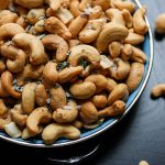 Cashewkerne sind nicht nur etwas zum Knabbern, sondern schmecken auch in herzhaften warmen Gerichten richtig klasse. Bildquelle: © Jenn Kosar / Unsplash.com