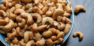 Fit im Kopf mit “Cashew-Reis” Cashewkerne sind nicht nur etwas zum Knabbern, sondern schmecken auch in herzhaften warmen Gerichten richtig klasse. Bildquelle: © Jenn Kosar / Unsplash.com