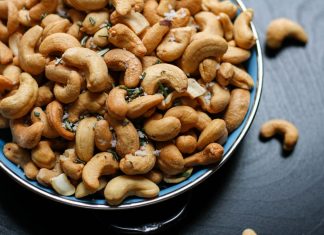Fit im Kopf mit “Cashew-Reis” Cashewkerne sind nicht nur etwas zum Knabbern, sondern schmecken auch in herzhaften warmen Gerichten richtig klasse. Bildquelle: © Jenn Kosar / Unsplash.com