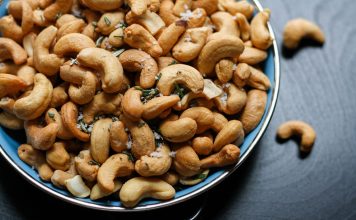 Fit im Kopf mit “Cashew-Reis” Cashewkerne sind nicht nur etwas zum Knabbern, sondern schmecken auch in herzhaften warmen Gerichten richtig klasse. Bildquelle: © Jenn Kosar / Unsplash.com