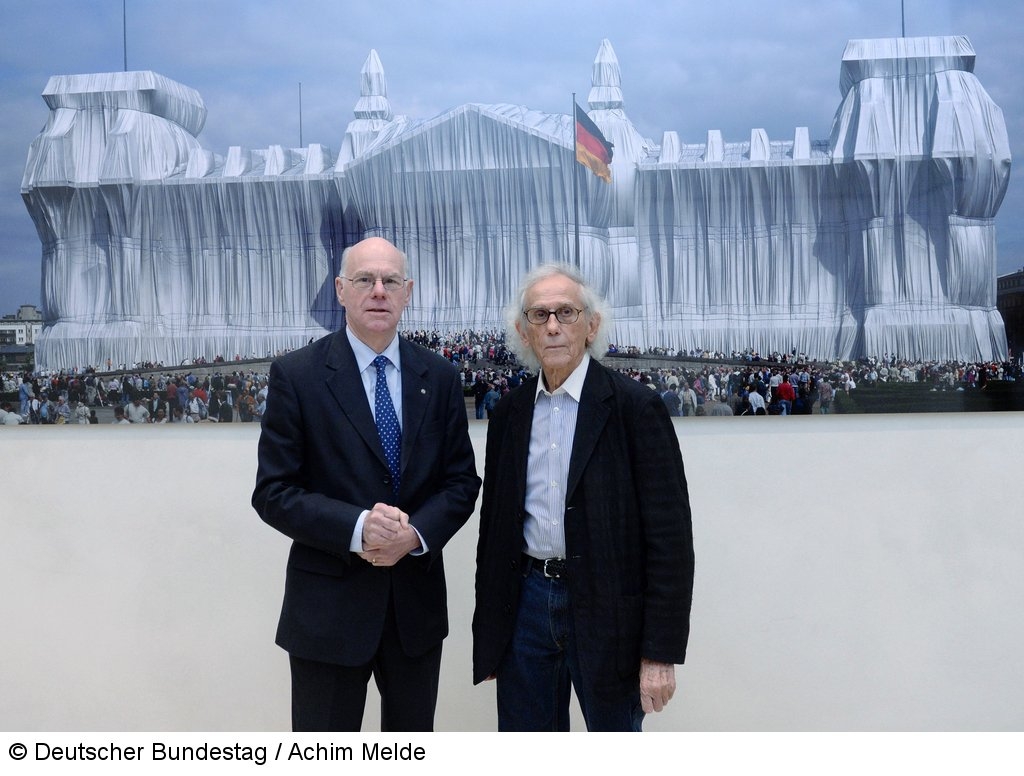 Bundestagspräsident Norbert Lammert und Christo eröffnen gemeinsam die Dauerausstellung zum 20. Jahrestag des 