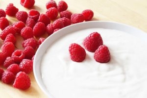 Früchte und Quark, ganz ohne zusätzlichen Zucker. Das ist Clean Eating. Bildquelle: Pixabay.com