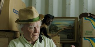 DER HUNDERTEINJÄHRIGE, DER DIE RECHNUNG NICHT BEZAHLTE UND VERSCHWAND Der Hunderteinjaehrige Allan (Robert Gustafsson) inspiziert die Volkssoda Flasche. Quelle: © 2017 Concorde Filmverleih GmbH/Nice FLX