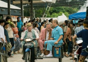 Unbeirrt lenkt Allan (Robert Gustafsson) das Moped durch die Menge. Julius (Iwar Wiklander) und Benny (David Wiberg, ganz rechts) sind mit an Bord. Quelle: © 2017 Concorde Filmverleih GmbH/Nice FLX