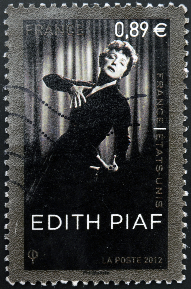Edith Piaf war einer der größten Stars ihrer Zeit, jedoch musste sie in ihrem Leben so manchen Schicksalsschlag wegstecken. Bildquelle: shutterstock.com