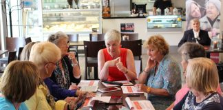 Smartphone & Co.: „Wir versilbern das Netz“ Regelmäßig veranstaltet der Verein treffen, um den Silversurfern den Umgang mit ihren Tablets und Smartphones zu vereinfachen. Bildquelle: wegeausdereinsamkeit.de